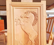 Puerta tallada con diseño caballo