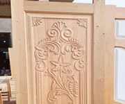Puerta tallada con diseño naturaleza