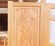 Puerta tallada con diseño naturaleza