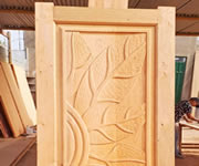Puerta tallada con diseño hojas