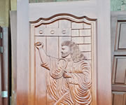 Puerta tallada con diseño personaje