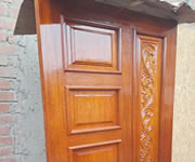 Puerta tallada con diseño