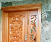 Puerta tallada con diseño especial