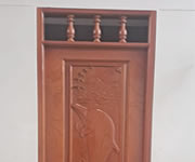 Puerta tallada con diseño clásico