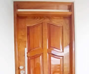 Puerta con diseño clásico